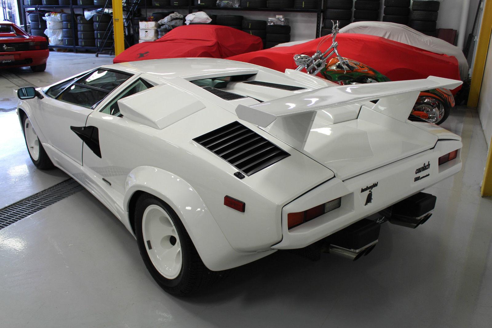 Lamborghini Countach 5000 QV С открытыми дверями